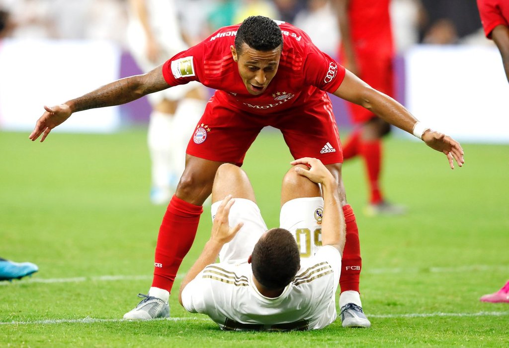 Thiago Alcántara frente a Eden Hazard durante el duelo amistoso entre los alemanes y los españoles dentro de la International Champions Cup que se realiza en los Estados Unidos. (ESPECIAL)
