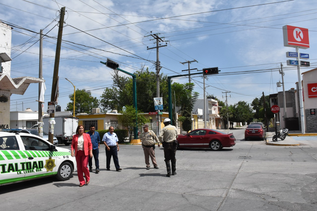 La alcaldesa de Lerdo, María Luisa González Achem, hizo un recorrido por las vialidades donde se colocaron los semáforos. (EL SIGLO DE TORREÓN/ANGÉLICA SANDOVAL) 