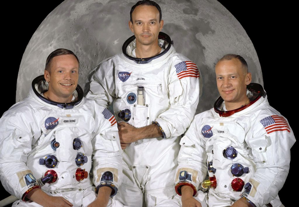 Fotografía cedida por la NASA de la foto oficial tomada el 1 de mayo de 1969 a la tripulación principal de la misión de aterrizaje lunar del Apolo 11, el comandante, Neil A. Armstrong, el piloto del módulo de comando, Michael Collins y el piloto del módulo lunar, Edwin E. Aldrin Jr.