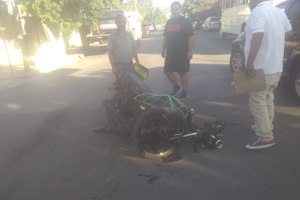 El motociclista se impactó contra uno de los costados de la camioneta Chevrolet Silverado y salió proyectado al pavimento. (EL SIGLO DE TORREÓN)