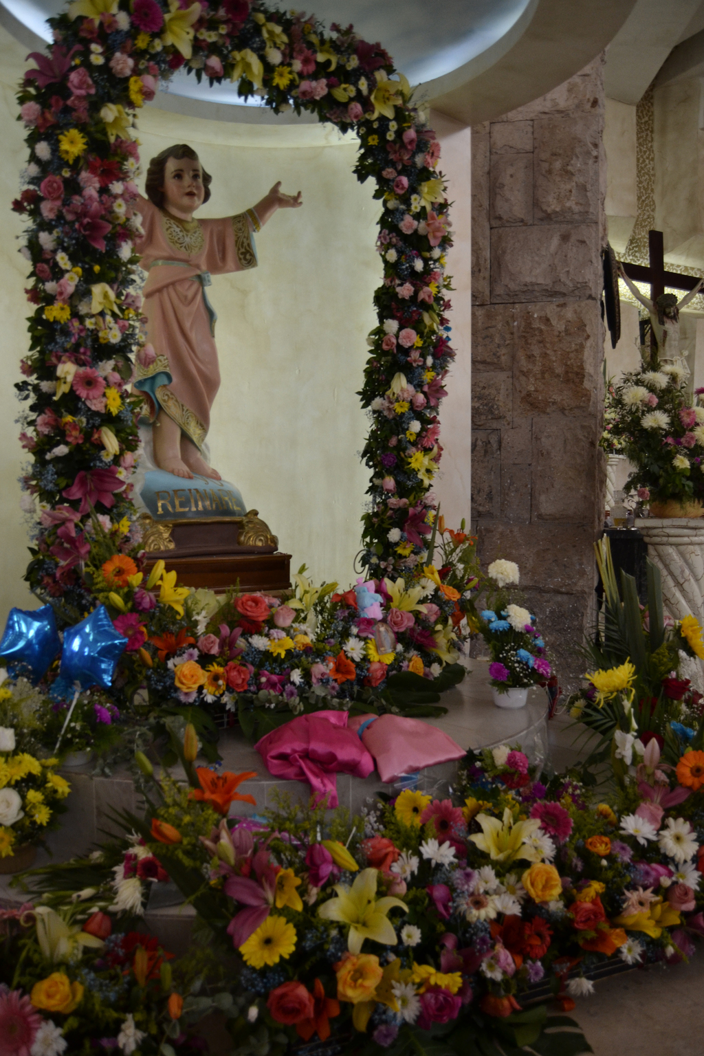 Lleno de flores en agradecimiento de los favores recibidos, lució la figura del Divino Niño. (EDITH GONZÁLEZ)