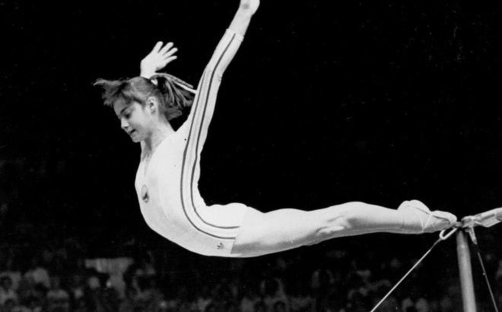Nadia Comaneci logró la primera calificación perfecta en unos Juegos Olímpicos al lograrlo en la rutina de barras asimétricas, en la justa celebrada en Montreal 1986. (ARCHIVO)