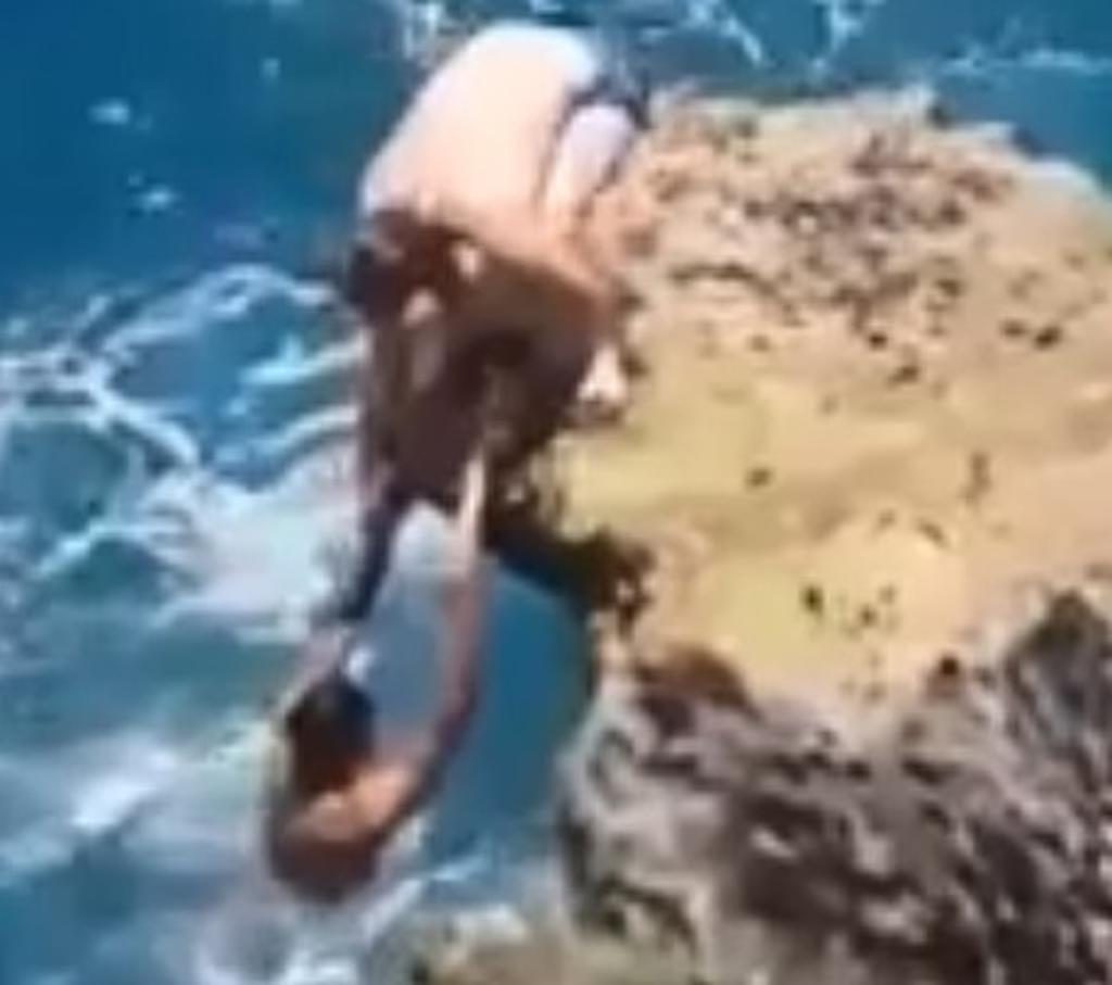 Adolescente salva a un hombre de ahogarse tras caer al mar