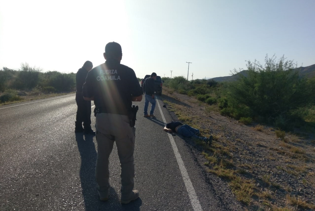 El cadáver se encontraba a la orilla de la carretera, en Viesca. (EL SIGLO DE TORREÓN)