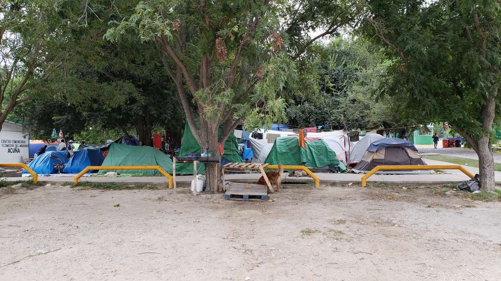 Carpas multicolores se instalaron en el parque, improvisando casas de campaña y refugios para migrantes. (RENÉ ARELLANO)