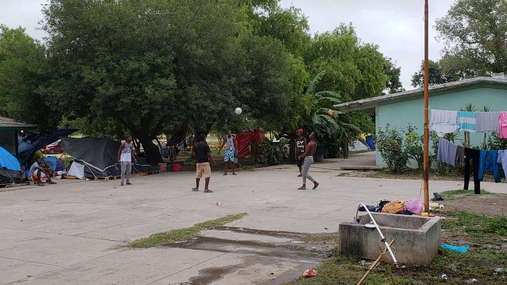 En los terrenos del parque Braulio Fernández Aguirre de Ciudad Acuña conviven cientos de inmigrantes en espera de asilo político o humanitario de Estados Unidos. (RENÉ ARELLANO)
