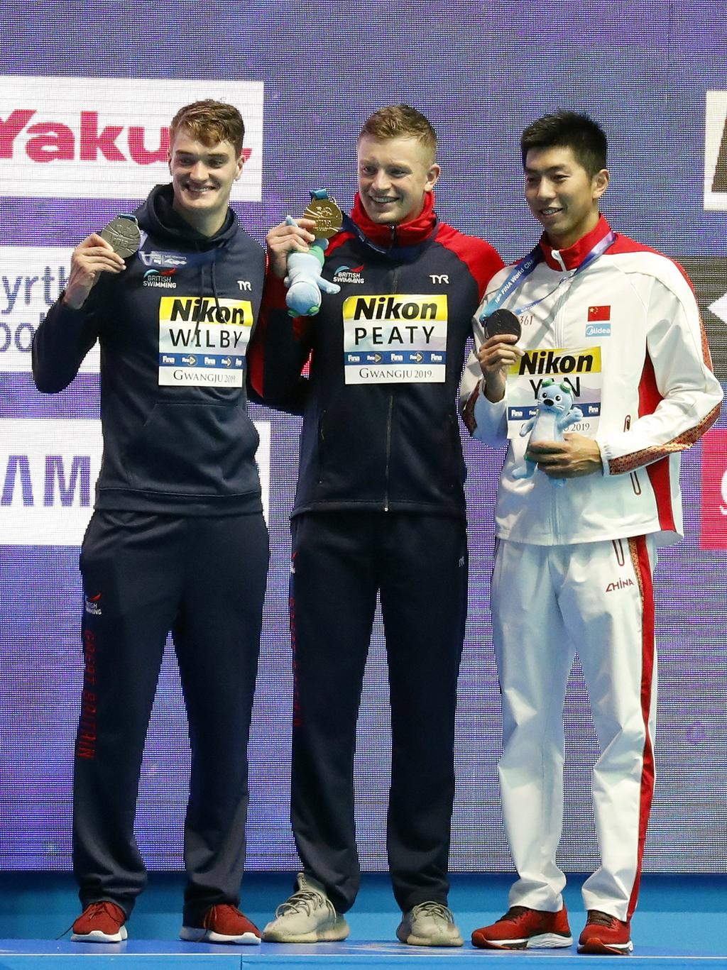 La medalla de plata correspondió a su compatriota James Wilby, al marcar 58.46 segundos, y el bronce al chino Zibei Yan, con 58.63. (EFE)