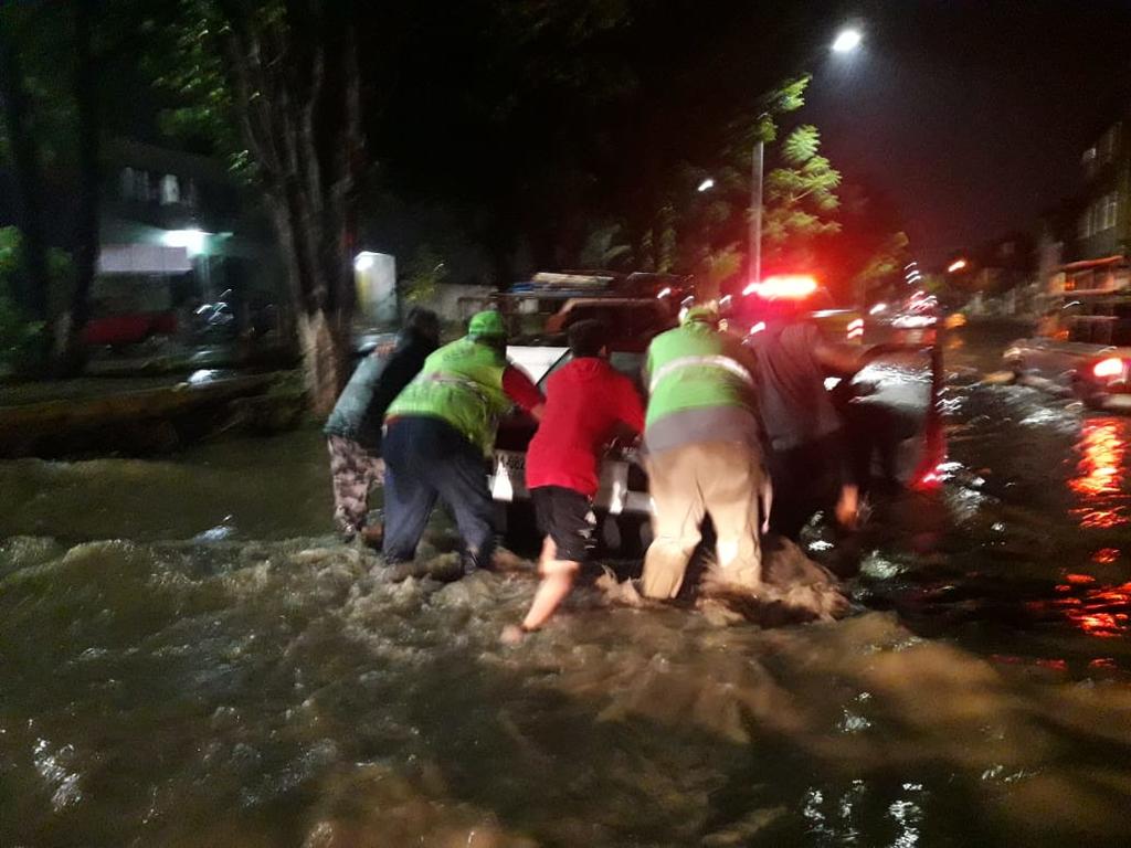 Una intensa lluvia con granizo registrada la tarde del domingo en la ciudad de Oaxaca causó inundaciones en calles y avenidas, así como la caída de árboles y postes, provocando cortes de energía eléctrica en algunas zonas. (TWITTER)
