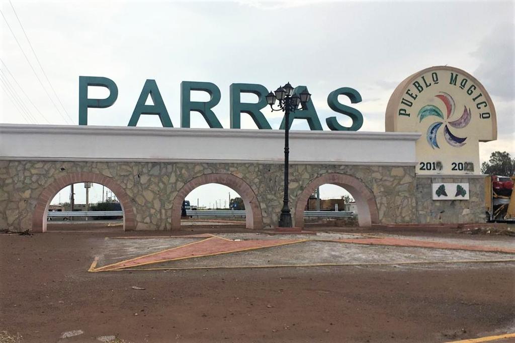 El monumento ubicado a la entrada principal a la altura de 'Paila' luce despintado, sucio, con hierba y basura.
(EL SIGLO DE TORREÓN)