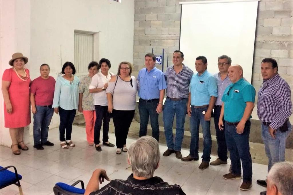 Con una numerosa planilla, Erick Ramos presentó su candidatura a la dirigencia local del PAN en Monclova. (EL SIGLO)

