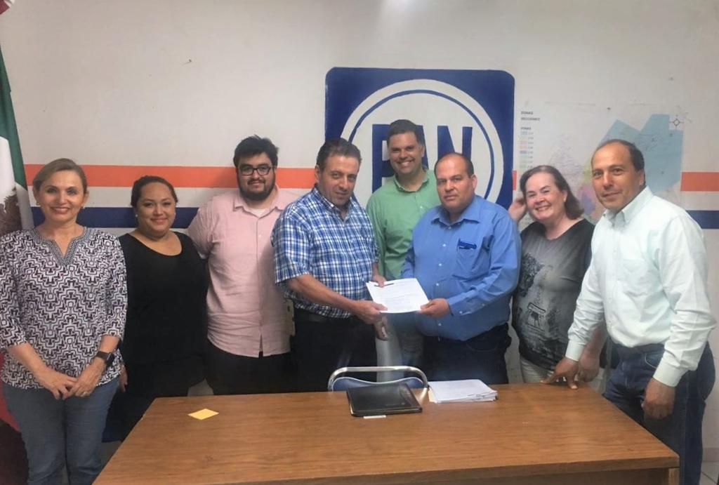 Guillermo Barrios entrega la documentación para registrarse como candidato a presidente del Comité Local del Partido Acción Nacional. (EL SIGLO)