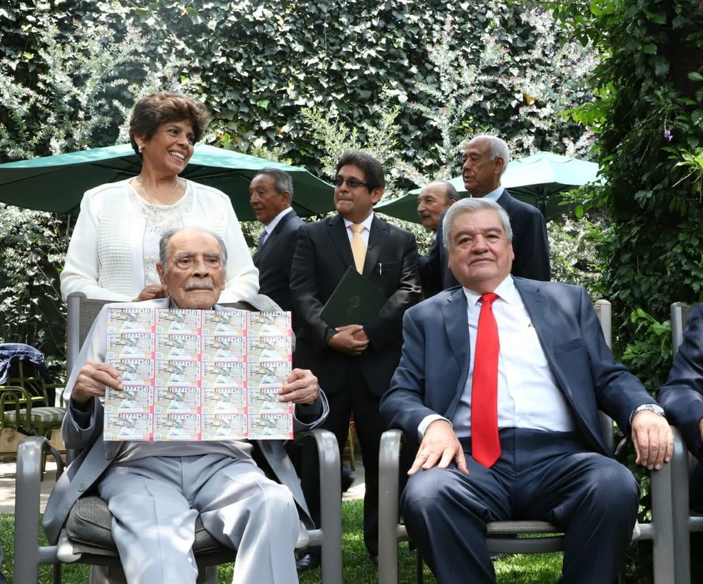 Debido a su extensa trayectoria en el balompié azteca, el organismo decidió homenajear al extécnico de la Selección Mexicana.