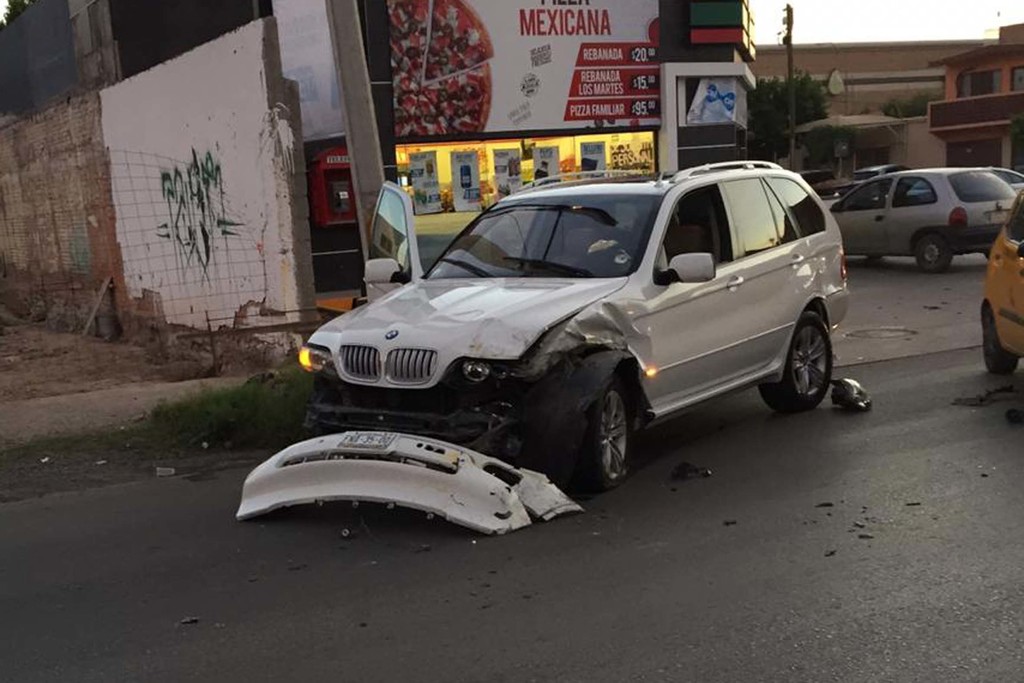 Se impactan dos ocasiones taxi y camioneta, en Torreón. (EL SIGLO DE TORREÓN)