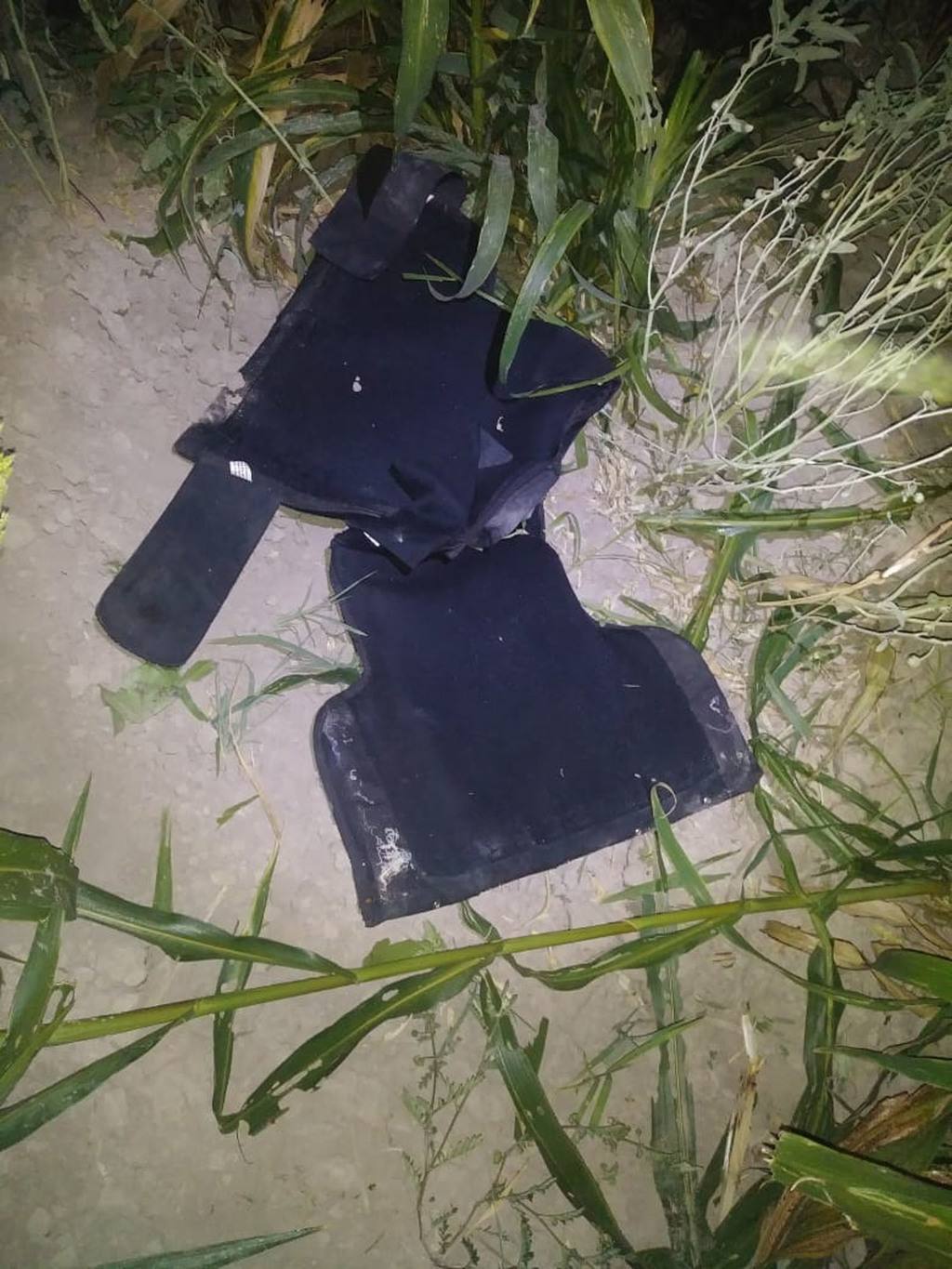 En los sembradíos los agentes realizaron una inspección, ubicando sobre un casquillo percutido un celular y un chaleco antibalas.