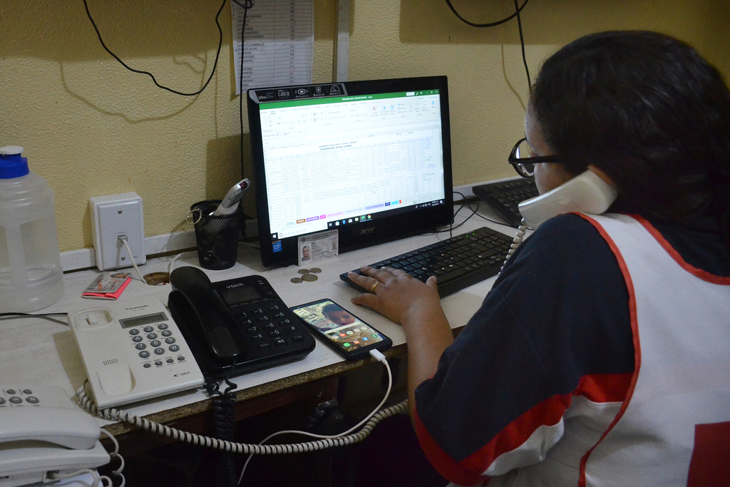 En la temporada vacacional han recibido en promedio 10 llamadas de auxilio falsas en la Cruz Roja de Torreón. (FERNANDO COMPEÁN)