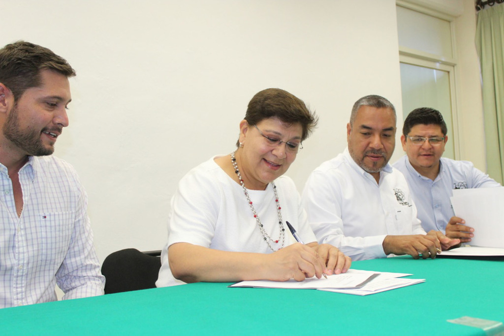 Ayer, la alcaldesa de San Pedro y el director del Tecnológico de la ciudad firmaron un convenio de colaboración.