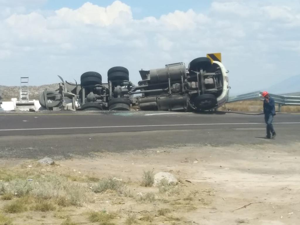Pipa cargada con ácido sulfúrico vuelca en La Cuchilla, por el peligro la carretera fue parcialmente cerrada. (EL SIGLO DE TORREÓN)
