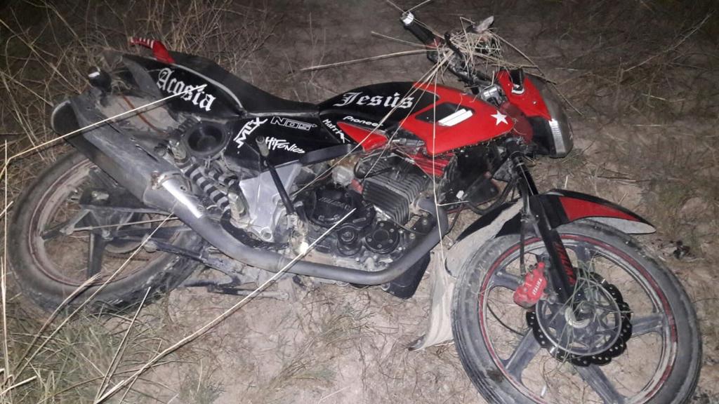 El hoy fallecido viajaba a bordo de una motocicleta Italika FT-185 modelo 2015 de color rojo con negro, la cual no portaba placas de circulación. (EL SIGLO DE TORREÓN)
