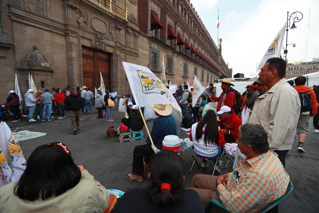 Alrededor de 3,000 campesinos mexicanos están protestando este martes en las inmediaciones de Palacio Nacional exigiendo una audiencia con el presidente Andrés Manuel López Obrador para pedir una nueva distribución de las ayudas y recursos al campo. (NOTIMEX)