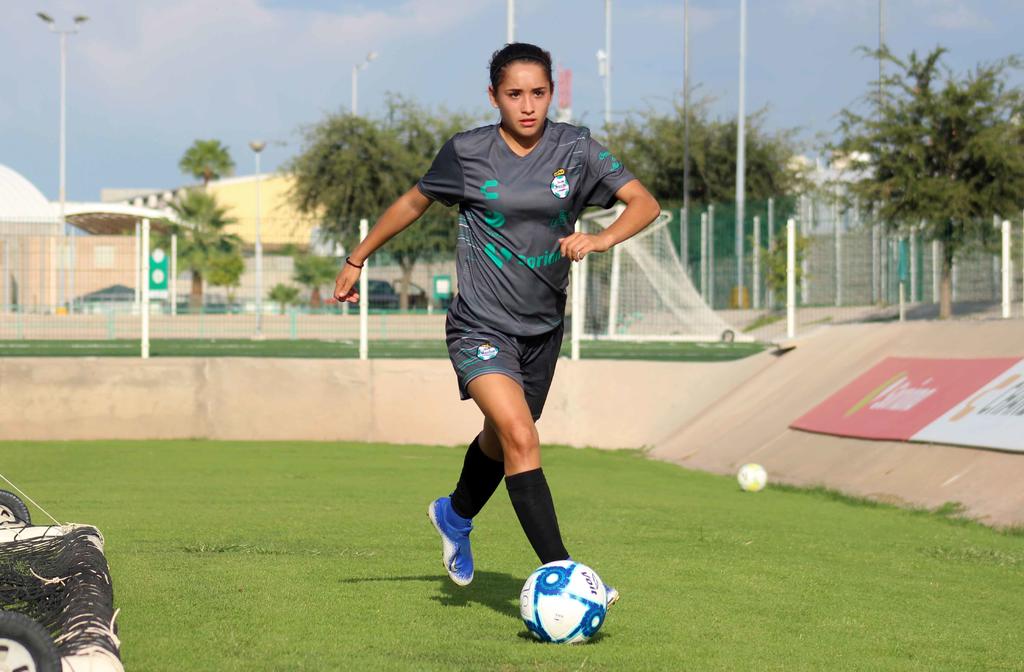 La futbolista lagunera Ashley Yoselin Martínez Carranza, de 16 años de edad, debutó oficialmente en la Liga MX Femenil. (EL SIGLO DE TORREÓN)