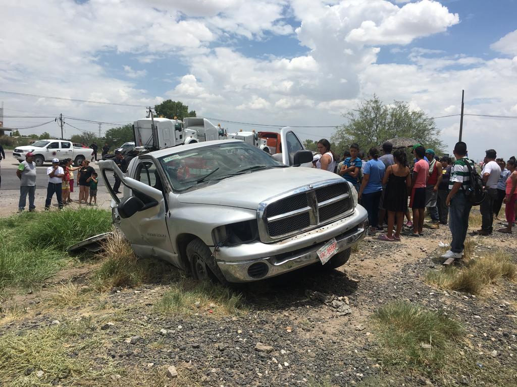 Tres mujeres resultaron lesionadas luego de que el vehículo en el que viajaban fue impactado por la máquina del ferrocarril a la altura del ejido Estación Noé de la ciudad de Gómez Palacio. (EL SIGLO DE TORREÓN)