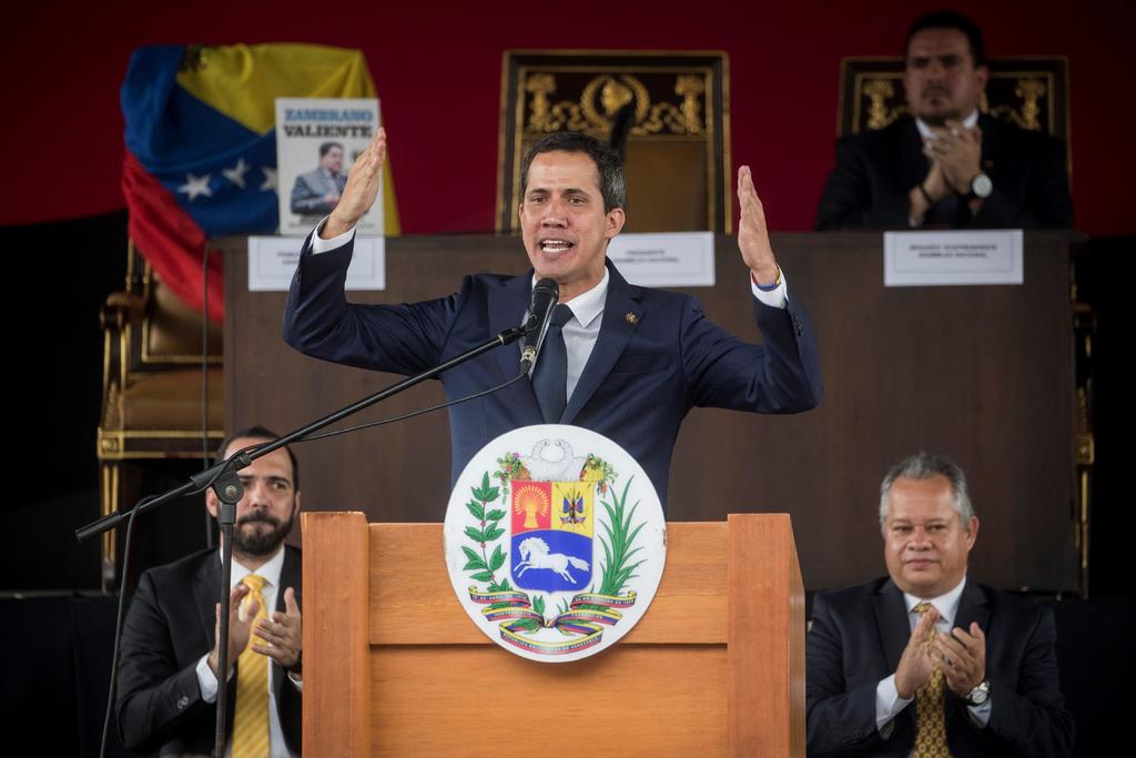 El dirigente del congreso, el opositor Juan Guaidó, quien se autodenominó en enero pasado como mandatario encargado de Venezuela, solicitó la aprobación de la moción con urgencia, después de que fue discutida el mes pasado en el pleno. (EFE)
