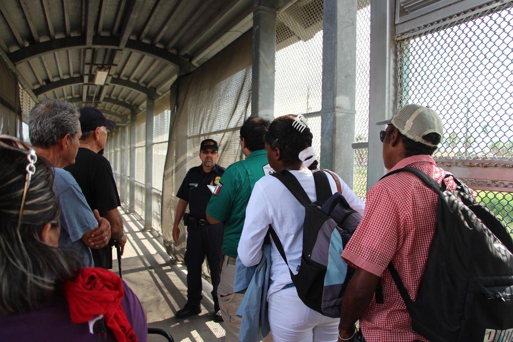 En las últimas semanas la lista de espera para los migrantes que buscan asilo en ese puerto de entrada, que conecta a la ciudad mexicana de Tijuana con San Diego, creció en un número de solicitantes nunca antes visto. (ARCHIVO)