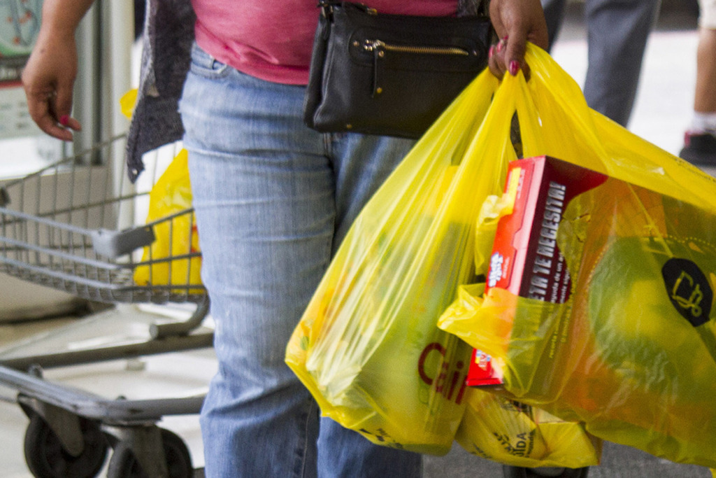 El cambio de bolsas y popotes de plástico a materiales biodegradables significará más costo para comerciantes. (AGENCIAS)