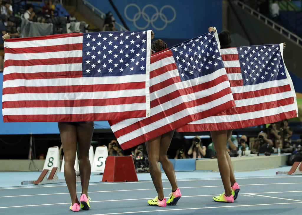 La campeona Brianna Rollins (c), la medallista de plata Nia Ali (i) y la medallista de bronce Kristi Castlin, todas estadounidenses, tras la final de los 100 metros con vallas de los Juegos Olímpicos de Río de Janeiro.