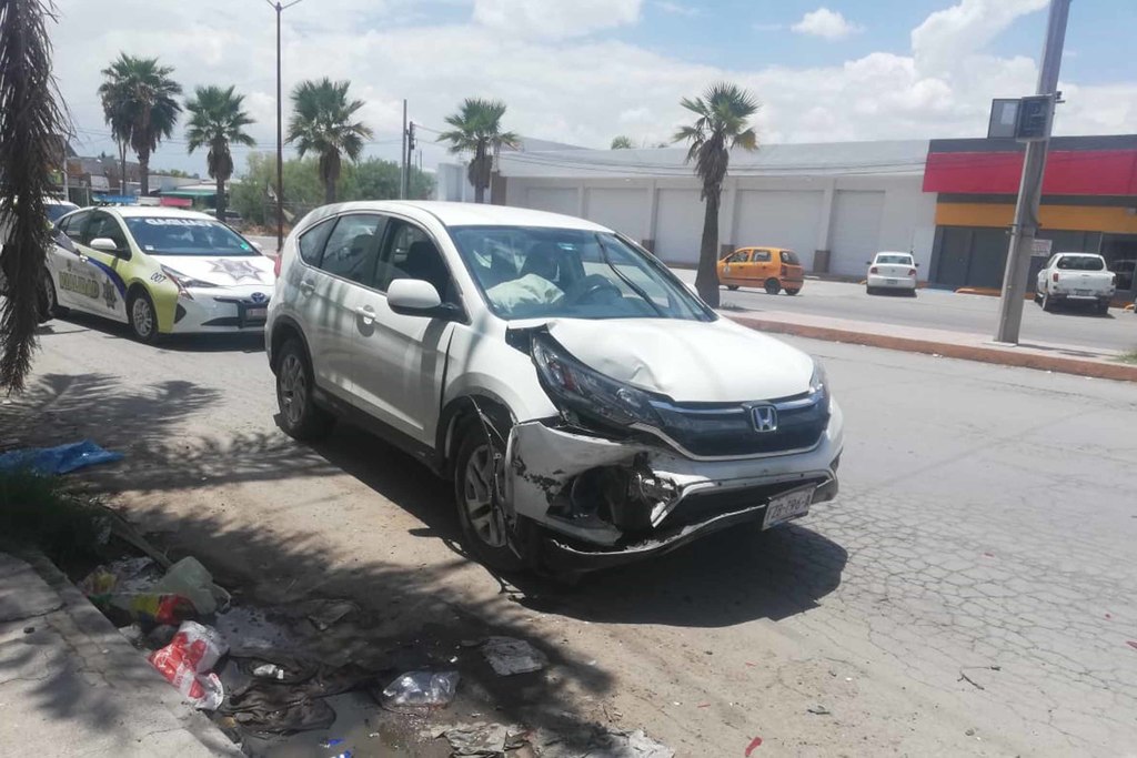 Una camioneta chocó con un automóvil ayer por la mañana en el cruce del Paseo del Tec y el bulevar Rodríguez Triana. (EL SIGLO DE TORREÓN)