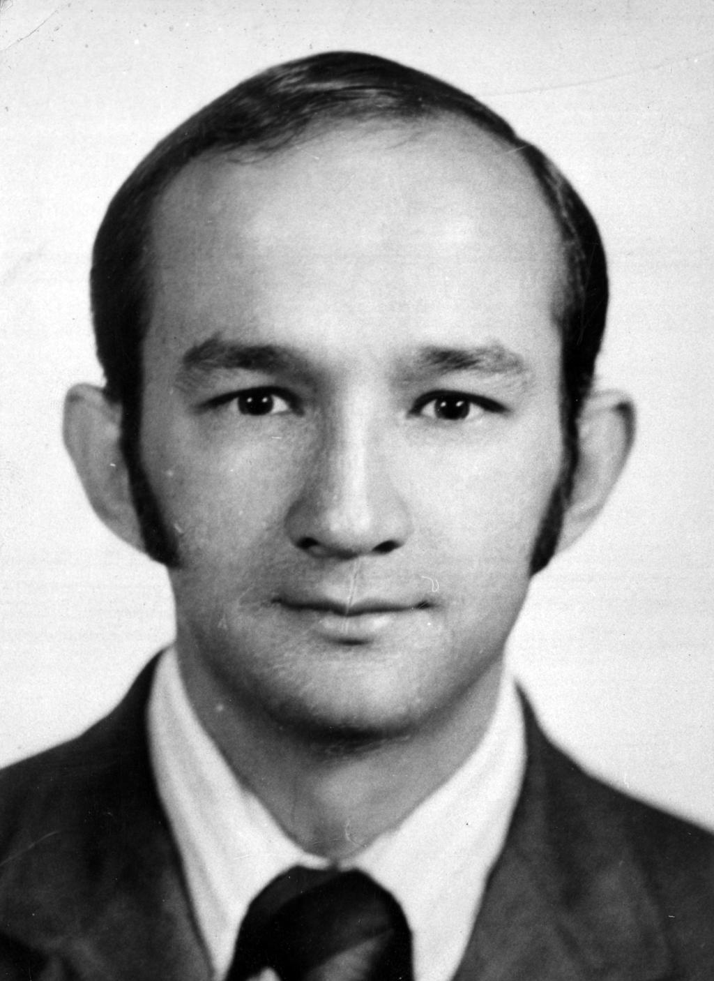 En el documento, el cual incluye una fotografía de Salinas de Gortari joven, se indica que practicó su servicio social como profesor adjunto en la Escuela Nacional de Economía de la UNAM. (EL UNIVERSAL)