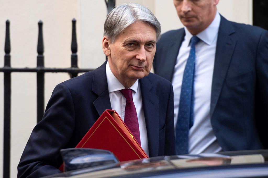 Hammond se convierte en el tercer ministro que dimite en menos de 24 horas por la elección ayer de Johnson. (EFE)