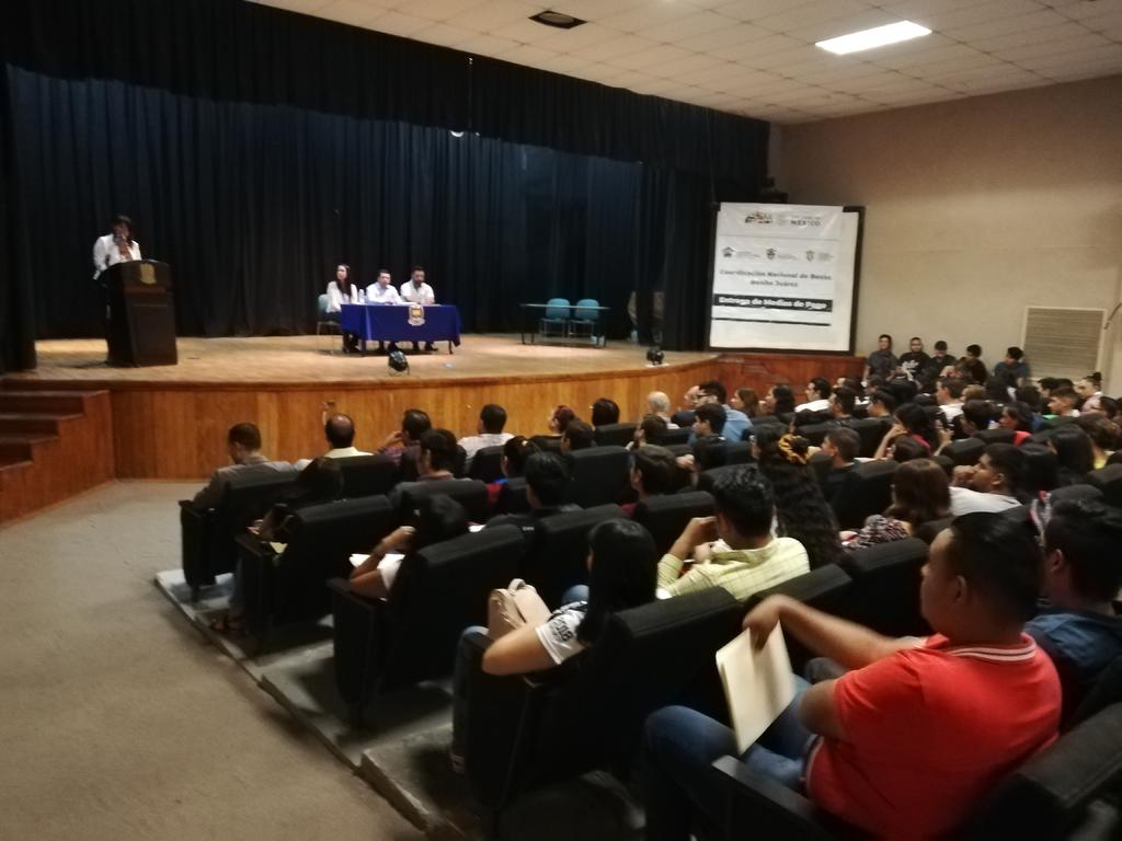 Hacen entrega de becas Benito Juárez a estudiantes de diversas facultades de la UAdeC, apoyo que las permitirá continuar con sus estudios. (EL SIGLO DE TORREÓN)