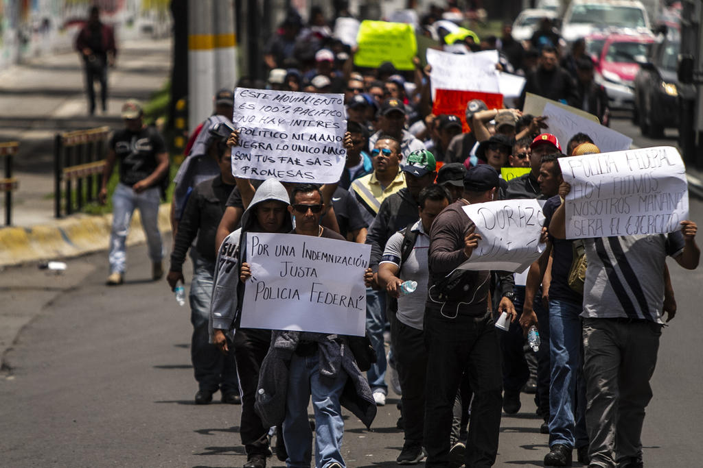 Un grupo de 50 personas, quienes se identifican como policías federales activos, protesta frente a las instalaciones de la Secretaría de Gobernación (Segob). (ARCHIVO)