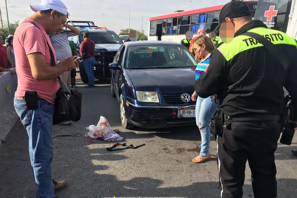 Distintas corporaciones de rescate y de seguridad de la ciudad de Gómez Palacio acudieron al lugar del accidente. (EL SIGLO DE TORREÓN)