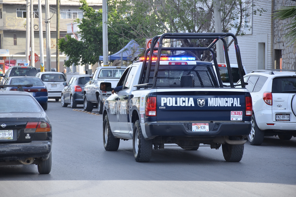 Municipales aseguran a tres por diversos delitos, en Torreón. (EL SIGLO DE TORREÓN)