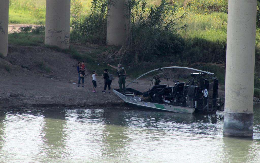 Elementos del Instituto Nacional de Migración y personal de la Secretaría de la Defensa Nacional mantienen vigilancia tanto en el punto de revisión del Ejército Mexicano sobre la carretera federal número 2 como en la orilla del río Bravo. (ARCHIVO)