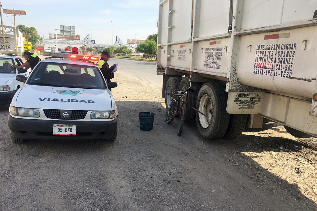 El accidente se registró el pasado lunes sobre el bulevar Ejército Mexicano, frente a la Expo Feria de Gómez Palacio. (EL SIGLO DE TORREÓN)