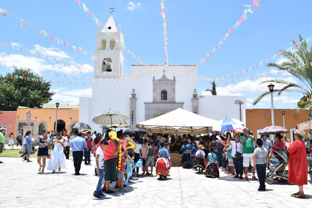 Como parte de la celebración, el obispo confirmó a 90 jóvenes y niños de siete comunidades de Viesca. (GUADALUPE MIRANDA)