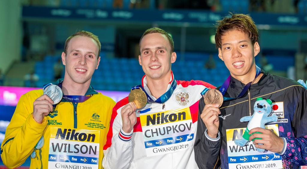 El ruso Anton Chupkov conquistó la medalla de oro de los 200 metros pecho con récord mundial de dos minutos, seis segundos y 12 centésimas, para mandar al segundo puesto al australiano Matthew Wilson (2:06.68) y al japonés Ippei Watanabe (2:06.73). (ARCHIVO)
