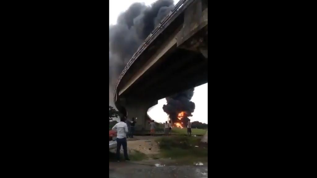 La mañana de este viernes autoridades de Protección Civil reportaron la caída y explosión de una pipa que transportaba diésel del puente Caracol en el municipio de Coatzacoalcos, Veracruz. (ESPECIAL)
