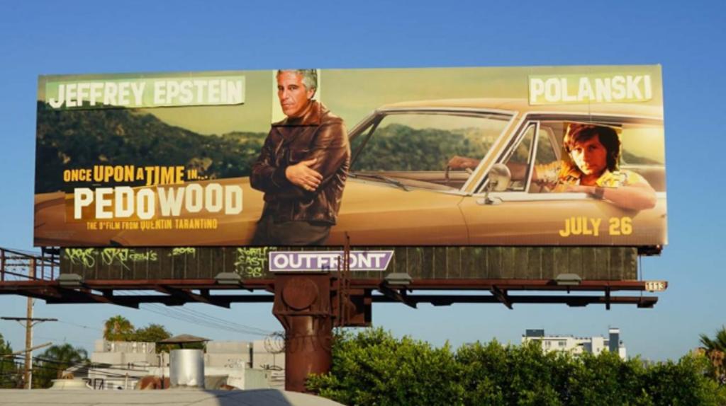 Varios carteles promocionales de la película de Quentin Tarantino, aparecieron este viernes alterados con fotografías de Jeffrey Epstein, Roman Polanski y Woody Allen, acusados de abuso sexual a menores. (ARCHIVO) 