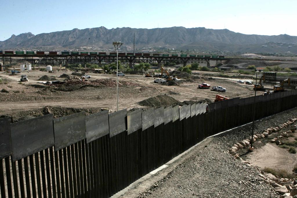 La Corte Suprema de Estados Unidos permitió que el gobierno de Donald Trump use fondos del Pentágono para la construcción del muro fronterizo. (ARCHIVO)