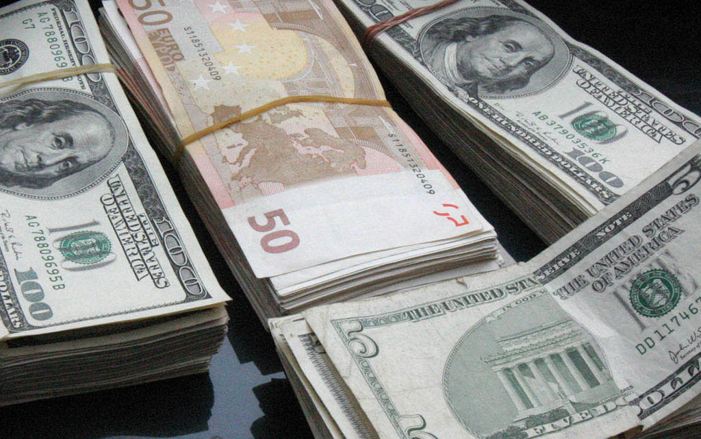 El dólar libre cerró la sesión con el mínimo avance de un centavo en comparación con la sesión previa, al venderse hasta en 19.41 pesos, y se compró en 17.90 pesos. (ARCHIVO)