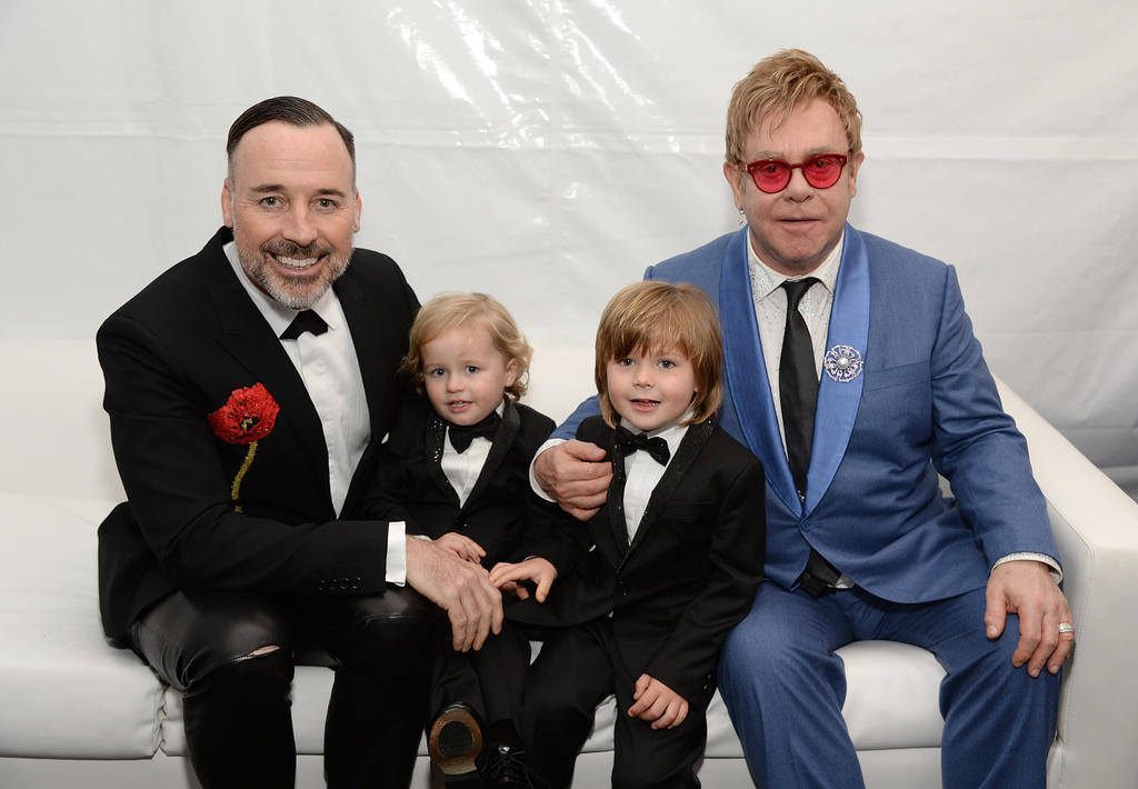 El éxito de Elton John como estrella del escenario y su convicción por reivindicarse lo guiaron a la familia que tiene ahora. (ESPECIAL)