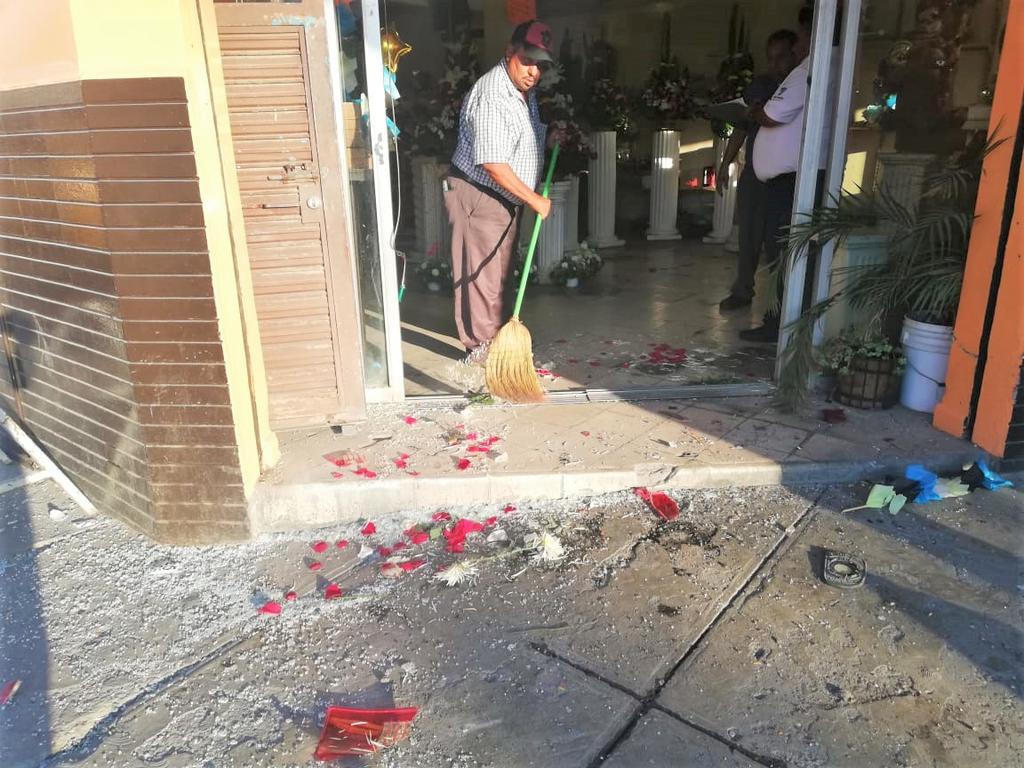 Con el fuerte impacto, el taxi fue proyectado a la entrada de una florería causando diversos daños. (EL SIGLO)