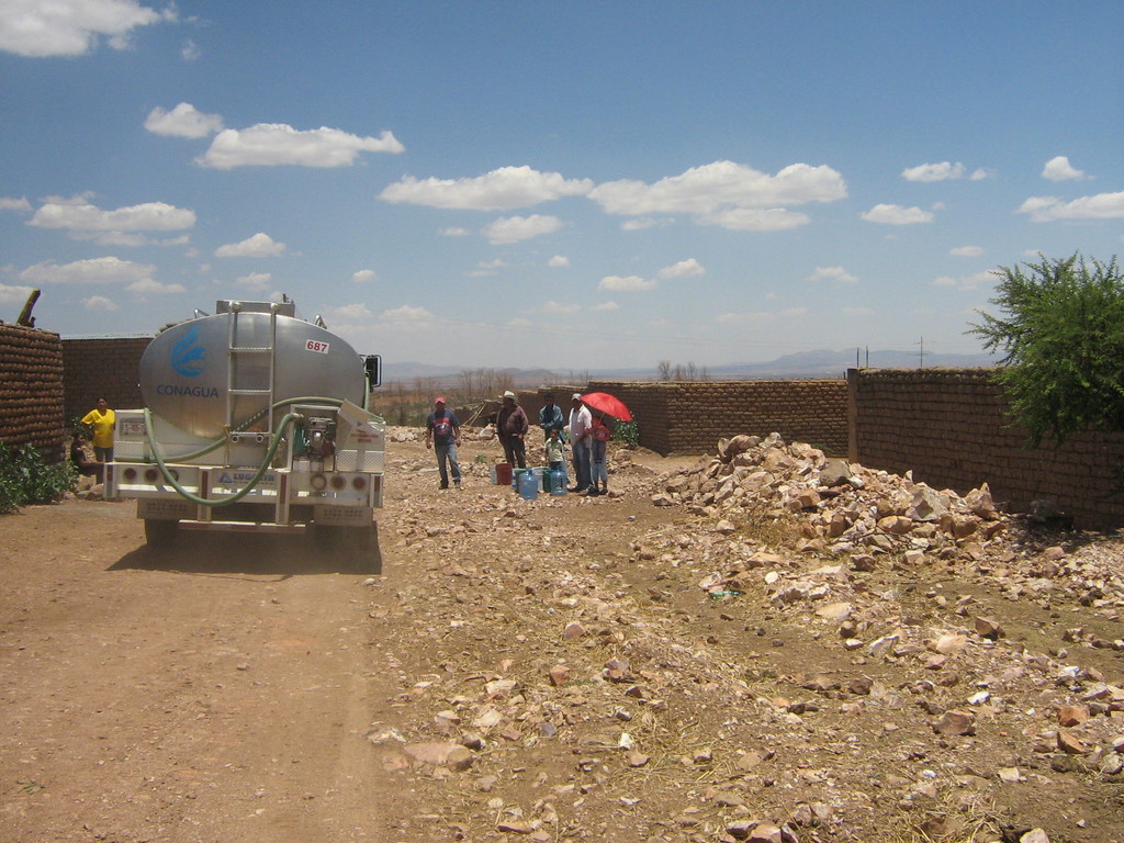 A través de pipas se continúa abasteciendo agua a casi 30 mil personas de cuatro municipios del estado de Durango