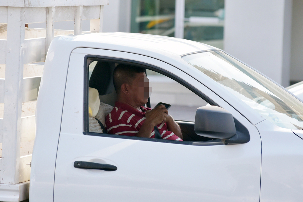 Dice Tránsito y Vialidad que diariamente se multan a más de seis lerdenses por usar el teléfono celular mientras conducen. (EL SIGLO DE TORREÓN)