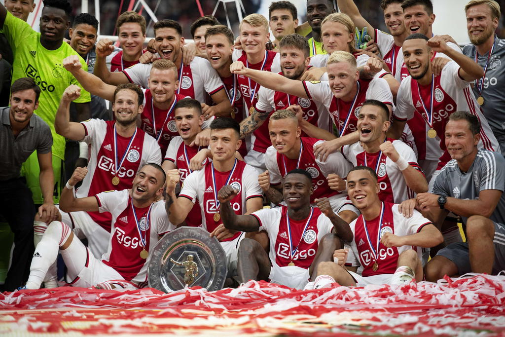 El equipo de Ámsterdam tenía cinco años sin poder ganar la Supercopa, la última que levantó fue venciendo 3-2 al AZ Alkmaar. (EFE)