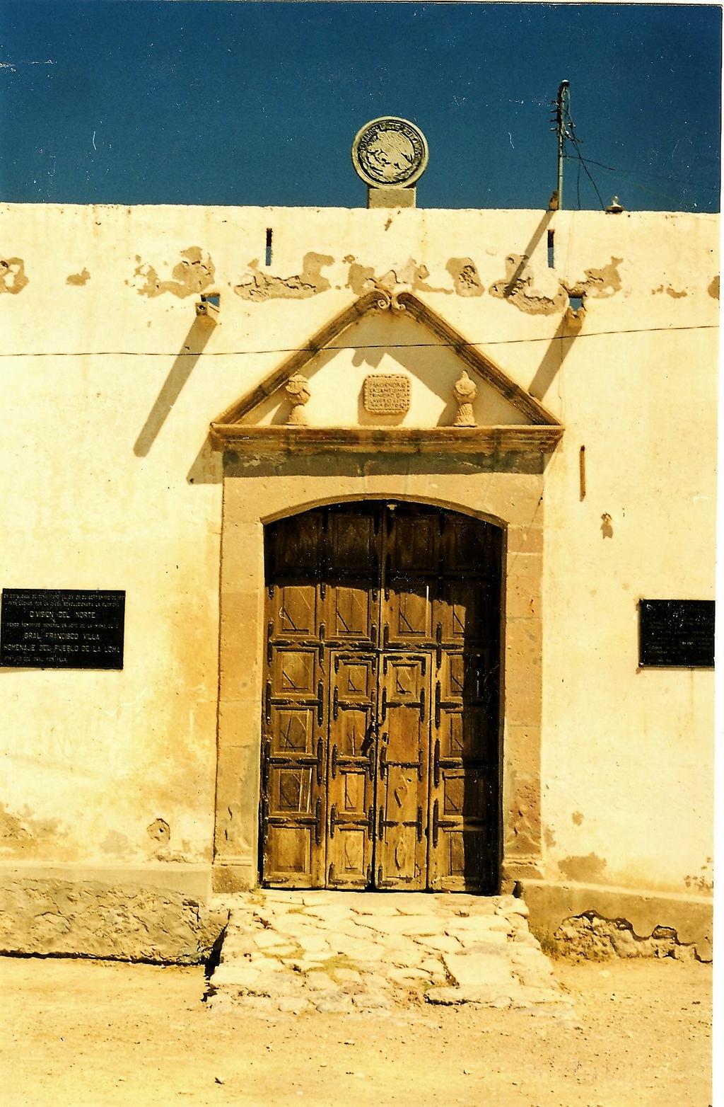 En letras grabadas en una placa de cantera se documentó el nombre de Hacienda La Santísima Trinidad de la Labor de España. (CORTESÍA)